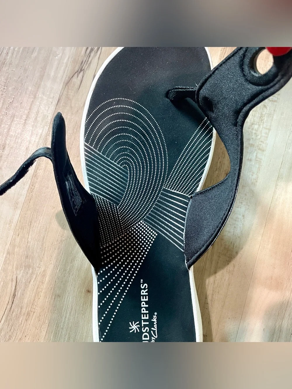 Clark’s Cloudsteppers Black & White Thong Sandals, flip flops size: 7